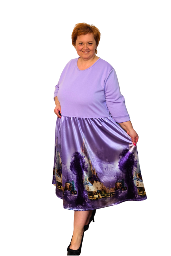 Plus size šaty s potlačou mesta - fialové